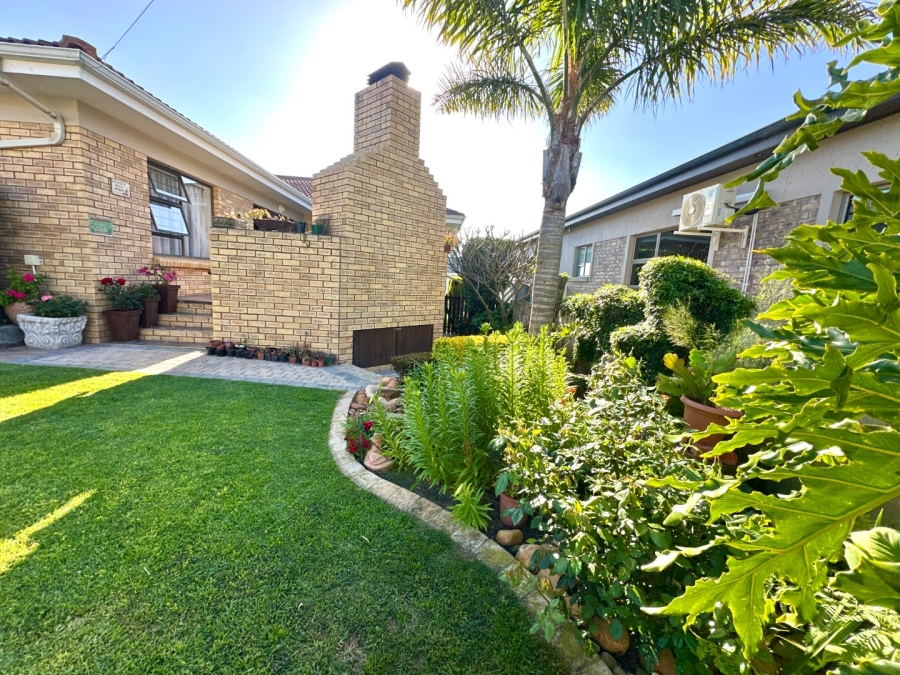 4 Bedroom Property for Sale in Fraaiuitsig Western Cape